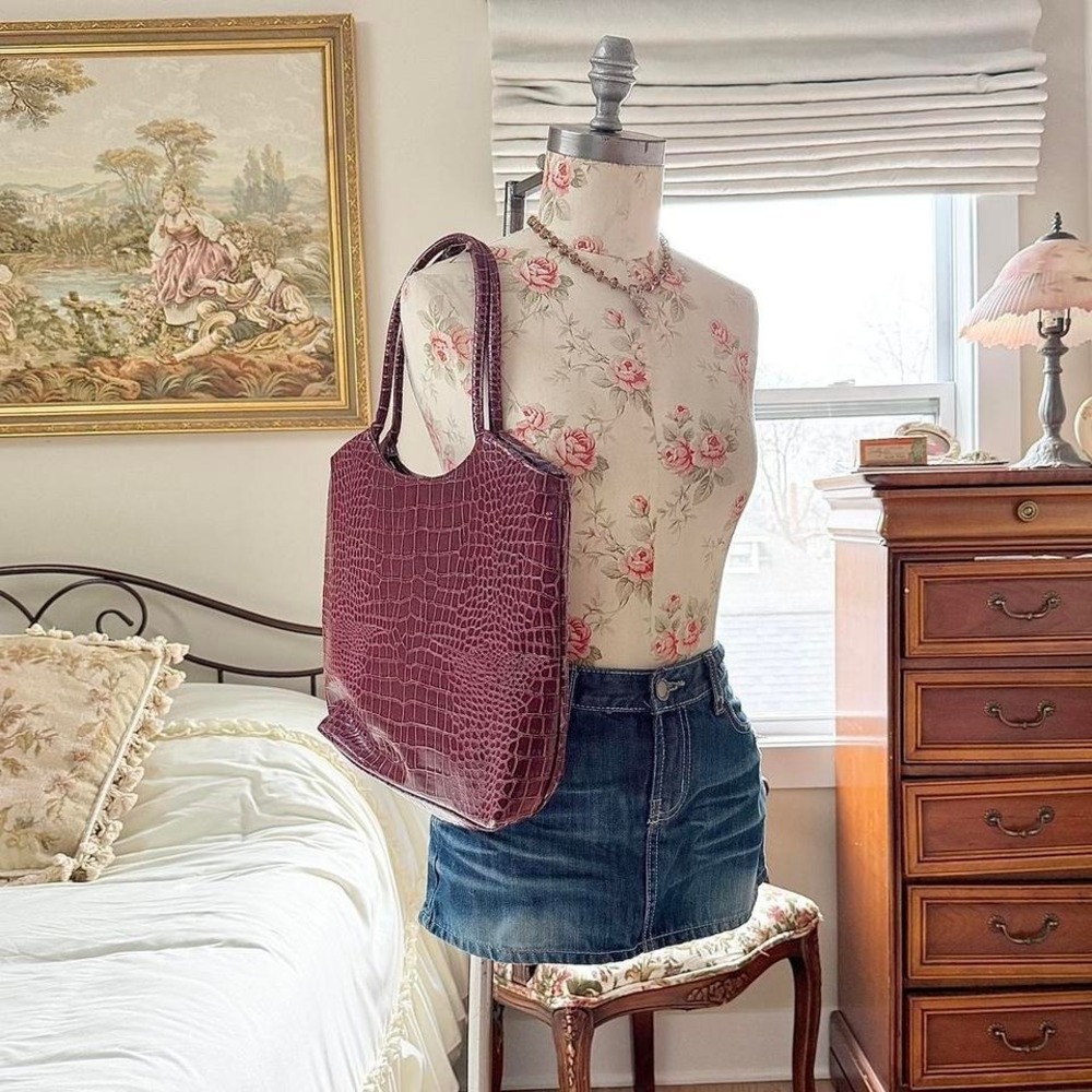 burgundy croc tote
Vintage neiman marcus burgundy croc tote